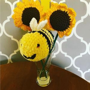 Crochet 🧶 sunflower and 🐝